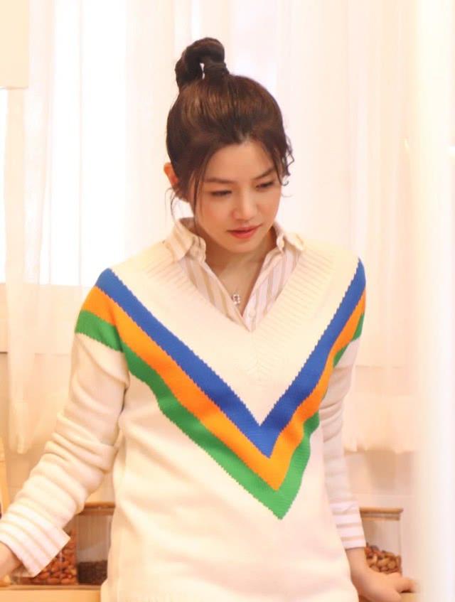 36岁陈妍希做蛋糕照晒出扎上高马尾辫还是初恋女孩沈佳宜