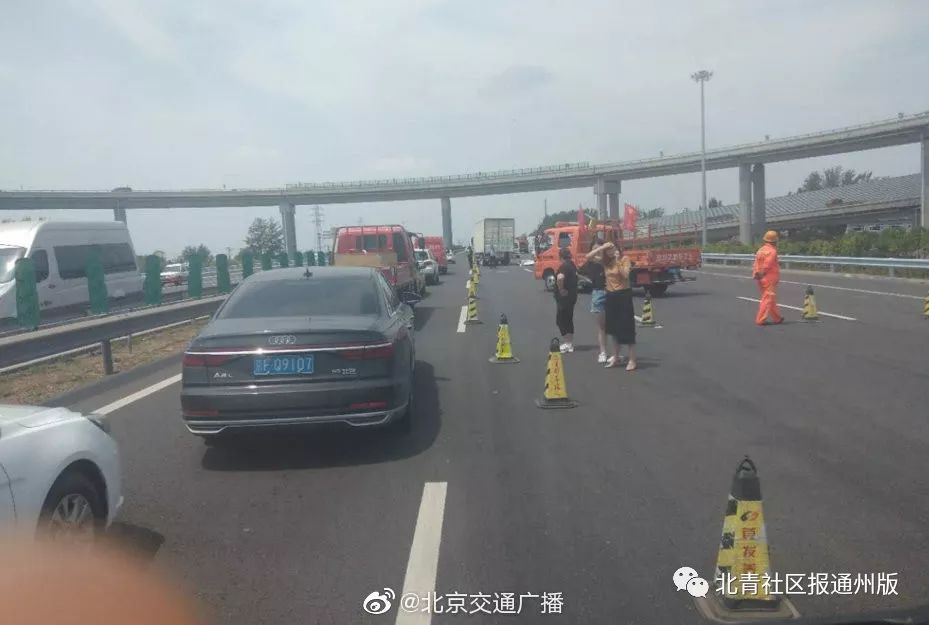 太惨了东六环通州段今车祸小汽车4人殒命1人受伤急送潞河
