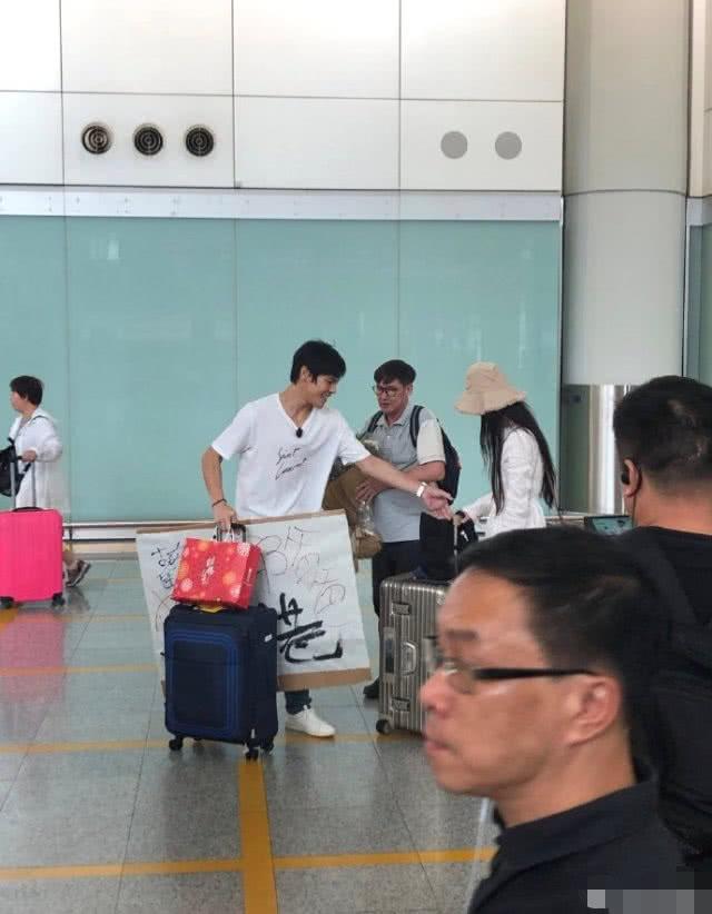 向佐机场接郭碧婷手绘接机牌玩偶像剧浪漫