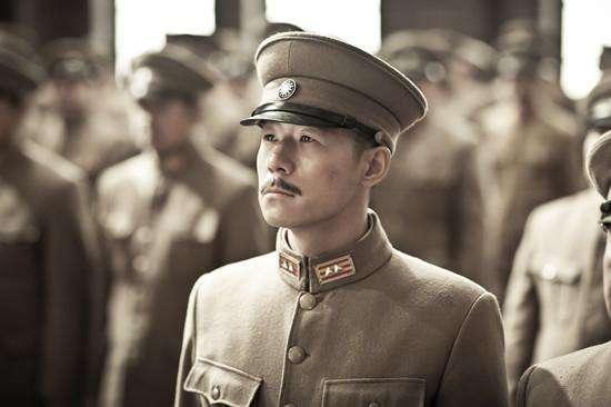 他自幼父母双亡,31年间碌碌无为,去台湾后,生下一女家喻户晓_邓枢