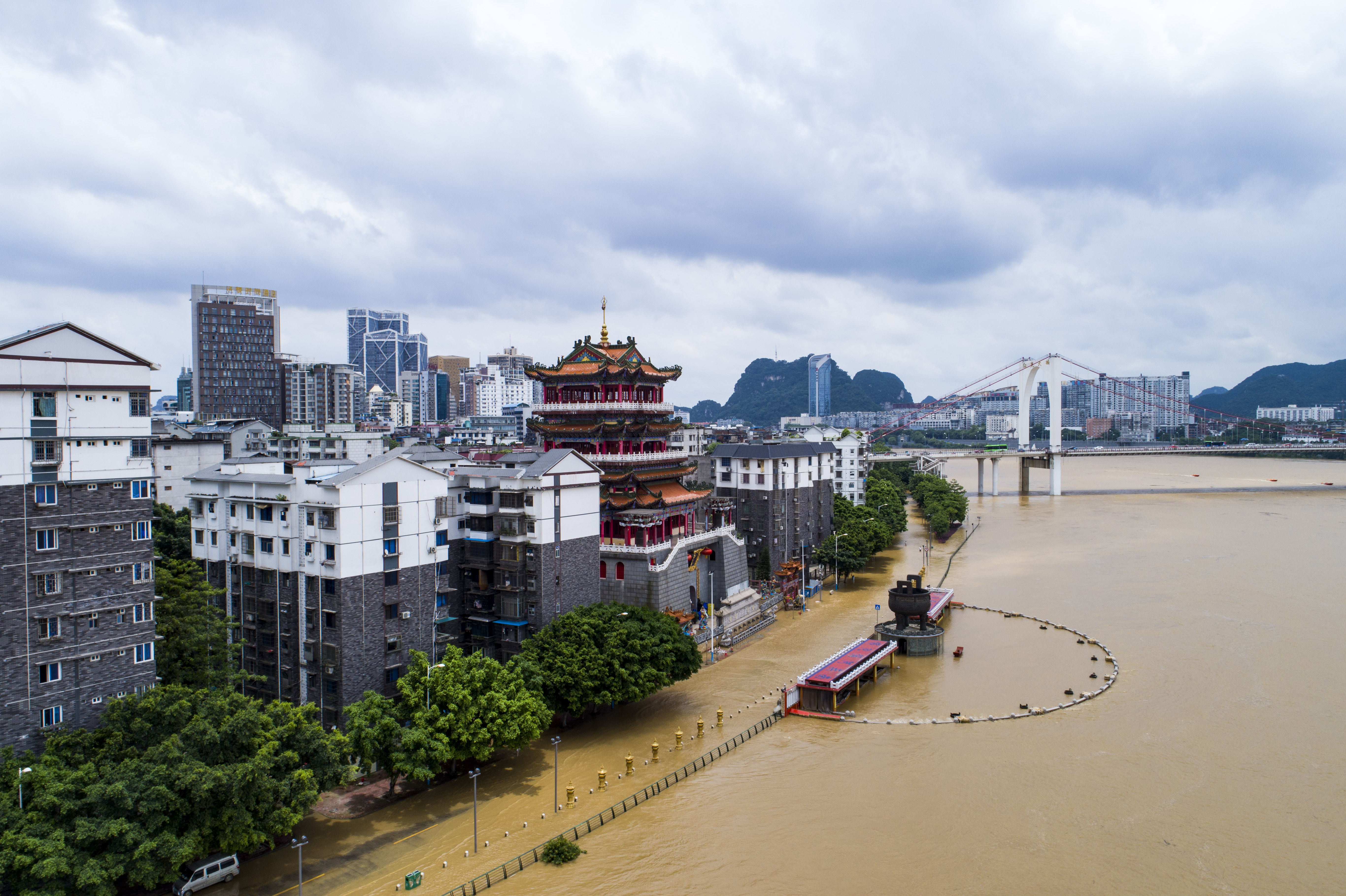 7月8日,广西柳州市滨江西路被上涨的洪水淹没(无人机拍摄.