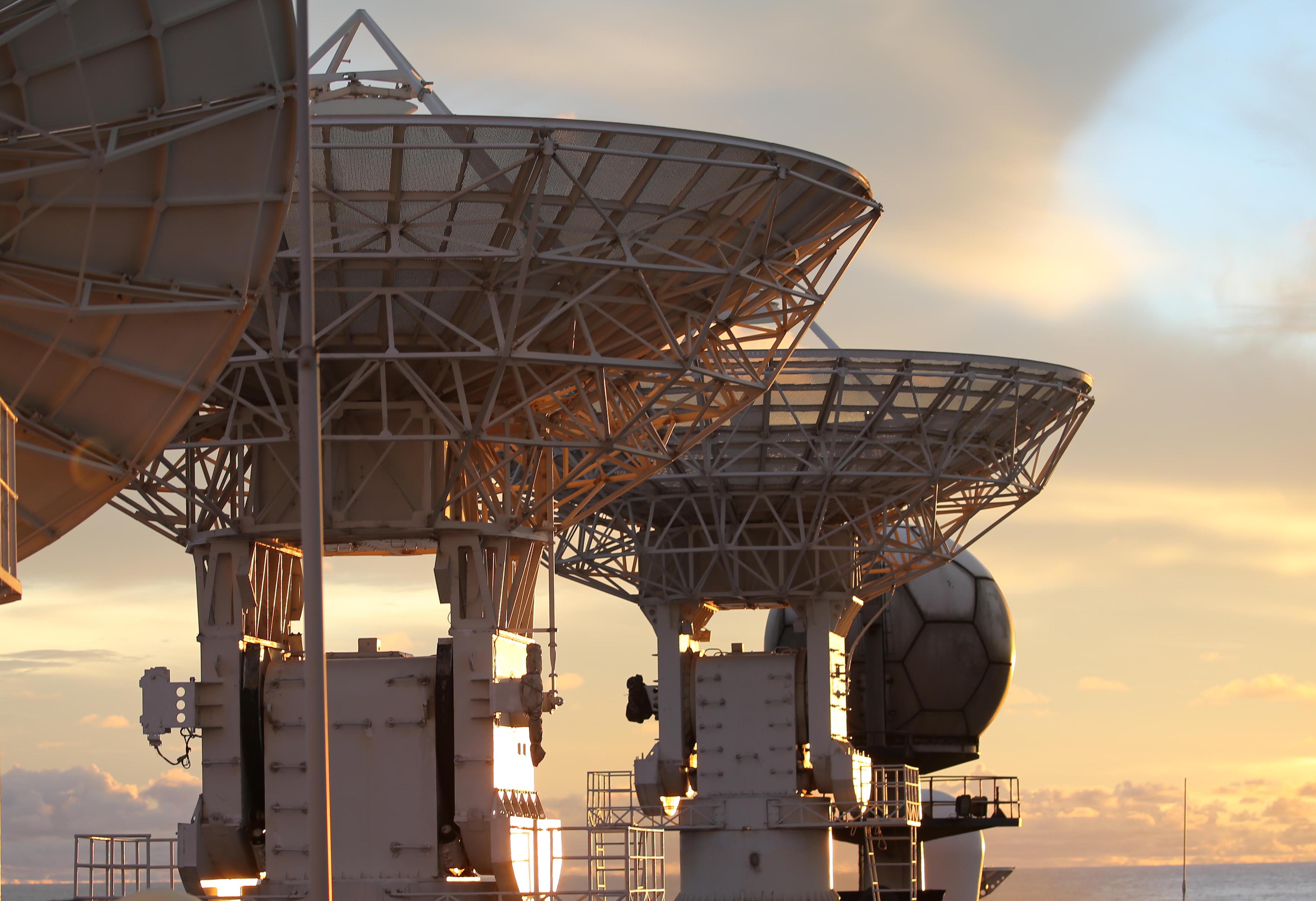 远望3号船海上测控的雷达天线(6月18日摄). 新华社记者 刘诗平 摄