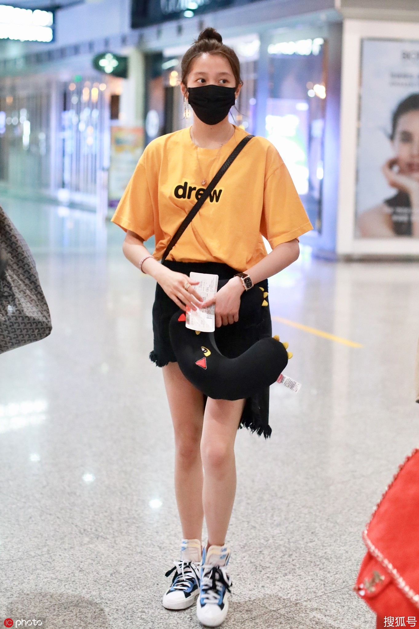 关晓彤终于掌握了穿衣搭配的要领 这次很时髦