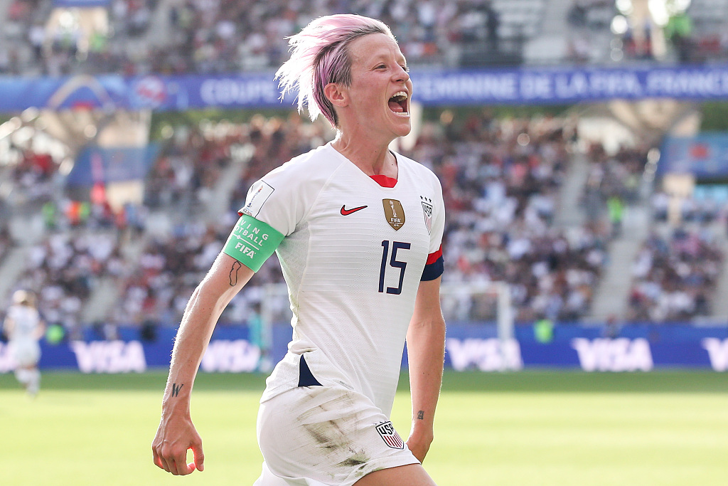 美国女足队长拉皮诺埃赛前拒唱国歌