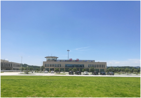 横店通航小镇内,"同一蓝天,两翼齐飞"八字牌匾醒目地挂在机场大楼的一