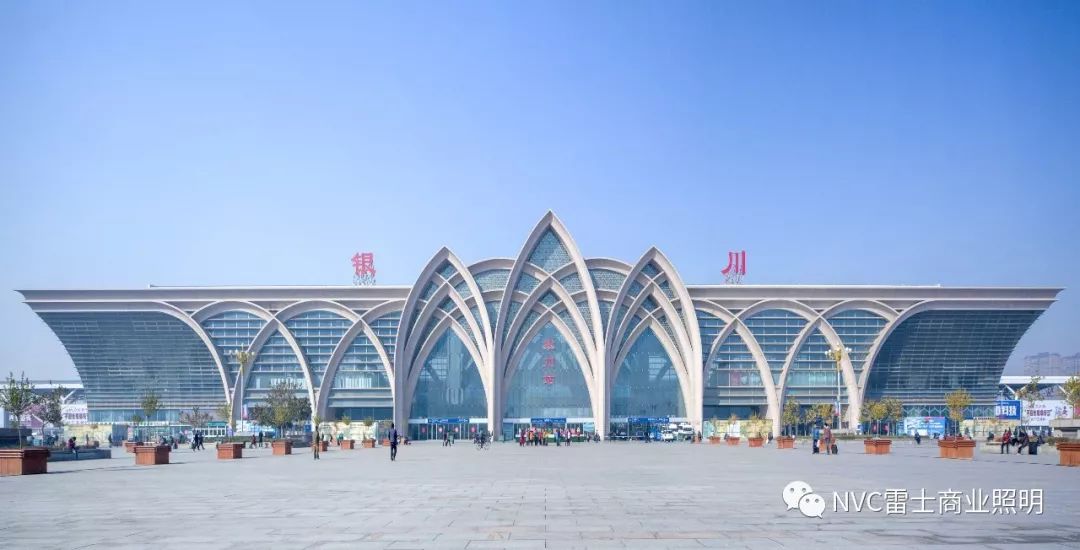 火车站的圆拱形建筑外观上,使银川站充满宁夏回族自治区自有的穆斯林