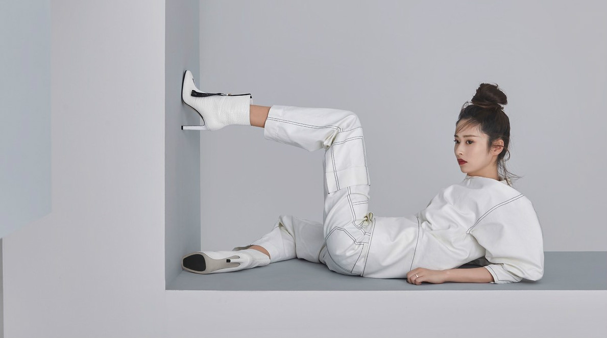 原创颖儿时装照风格另类丸子头配上巨厚高跟鞋大胆前卫堪比模特