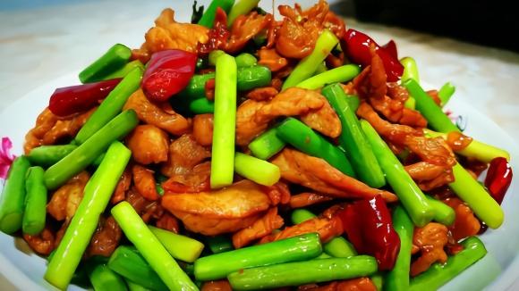 蒜苔炒肉丝,先焯蒜苔还是肉丝,掌握正确方法,蒜苔脆嫩肉丝爽滑