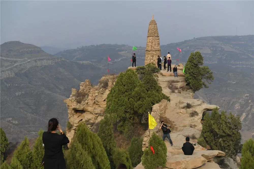 延长有一条蜿蜒曲折奇崛险峭贯穿于山腰的天路