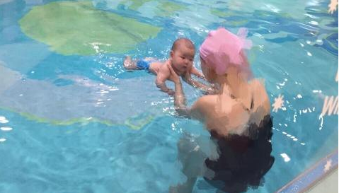 婴儿游泳没意义？别人家的游泳是锻炼，你的游泳就是玩水！ 坚持婴儿游泳的好处 婴儿游泳没有好处吗 婴儿游泳有哪些好处