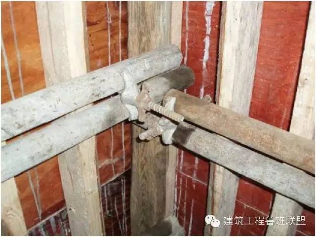 螺杆距阴角 200mm,螺杆处必须设置内撑,加固用力适当,严禁阴角模板咬