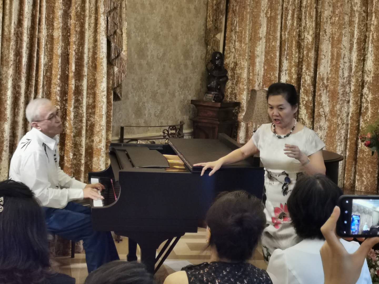 钢琴家杨诉演奏了王建中改编的《山丹丹开花红艳艳》和陈铭志改编的