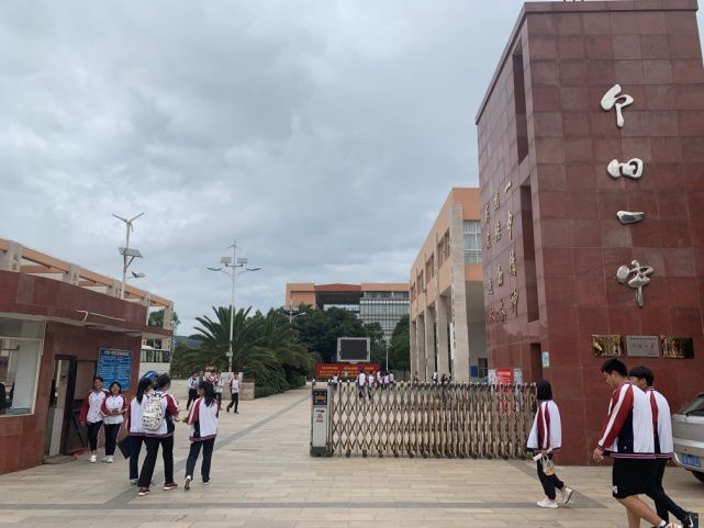 有阳光,有雨露,一路花香.在昆明的第一场雨,给了昆十二中.