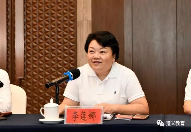 副市长李莲娜主持签约仪式.