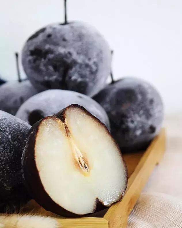 冬天外部环境自然形成的"冰箱",也冰冻各种水果,比如特别有名的冻梨