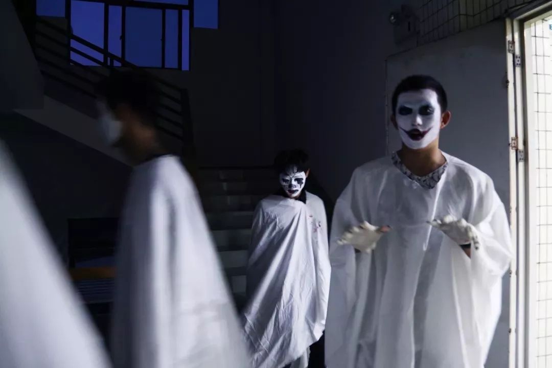 白幽灵,青面鬼大家在这里"装神弄鬼"一年一度的英语角特色活动--万圣