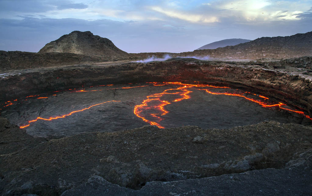 正处于活跃期,火山爆发时产生的熔岩形成了目前世界上最大的熔岩湖