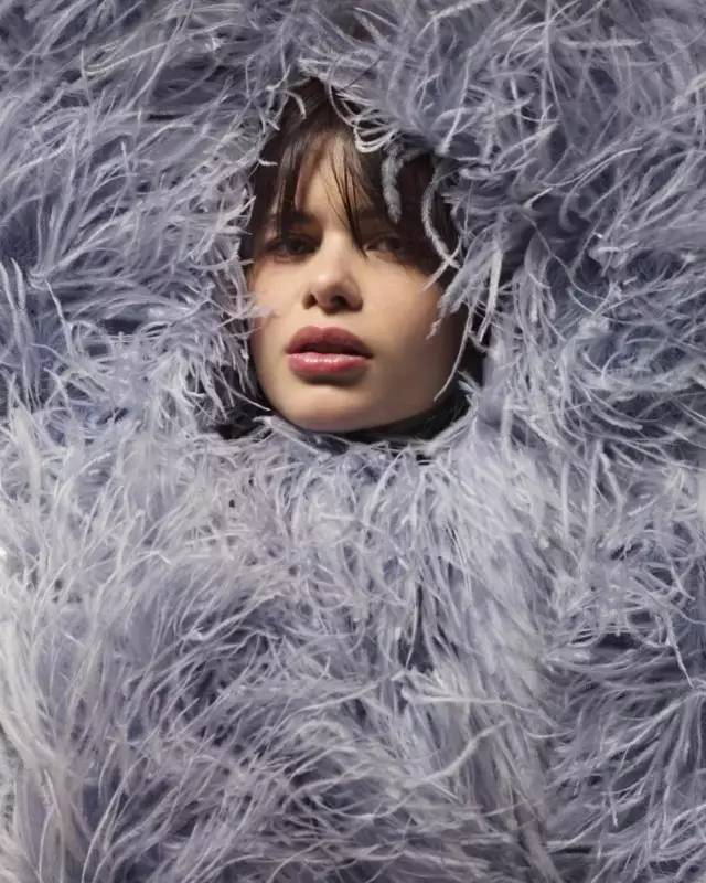 今年22岁的barbieferreira是一个有点特别的模特,她的身材和我们大众