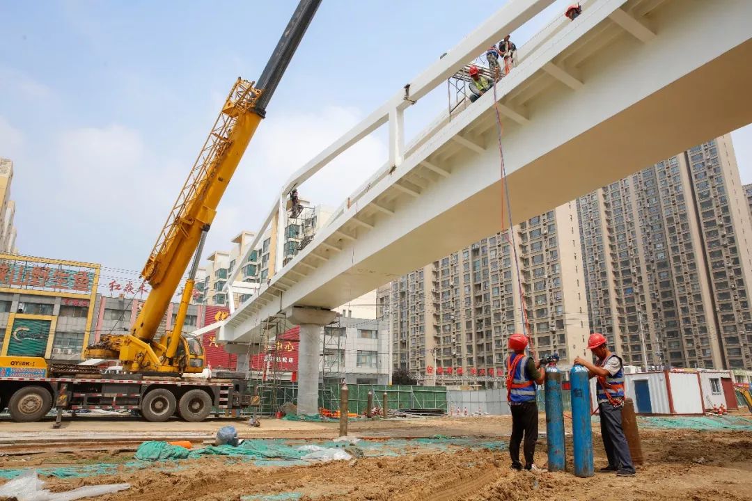 已完成主体箱梁吊装金马怡园处天桥名为"涌进桥"在人流量较大的地方