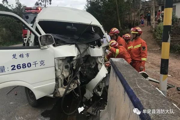 楚雄元双公路发生车祸,1人被困