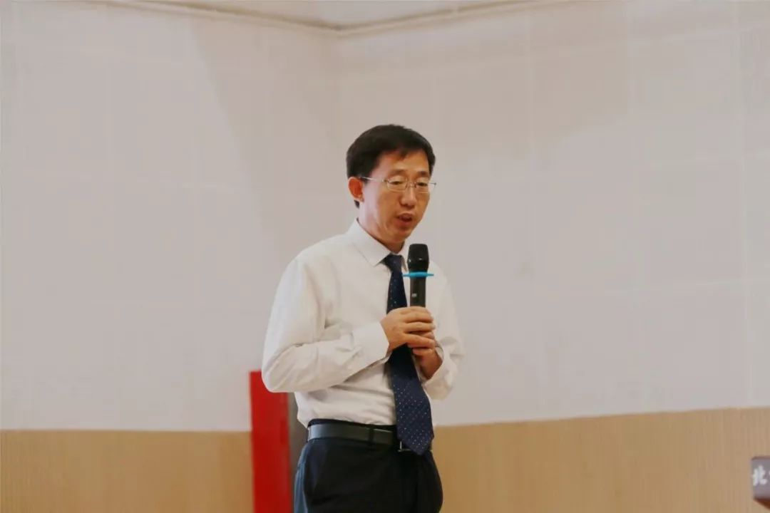 接着,杜俊武校长围绕"课程助力全面发展",为在场的每一位同学,上了别