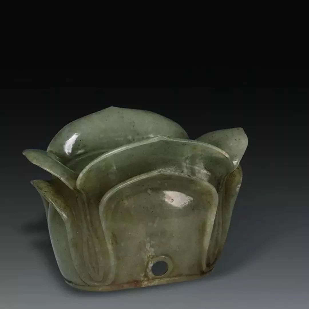 唐朝道教文化盛行,很多道教带发修行的道人均戴有发冠.