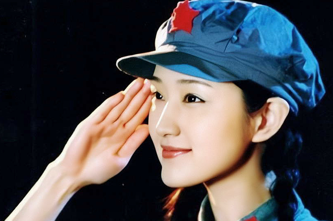 杨钰莹19年前演唱的一首红歌三十岁的她正值颜值巅峰太美