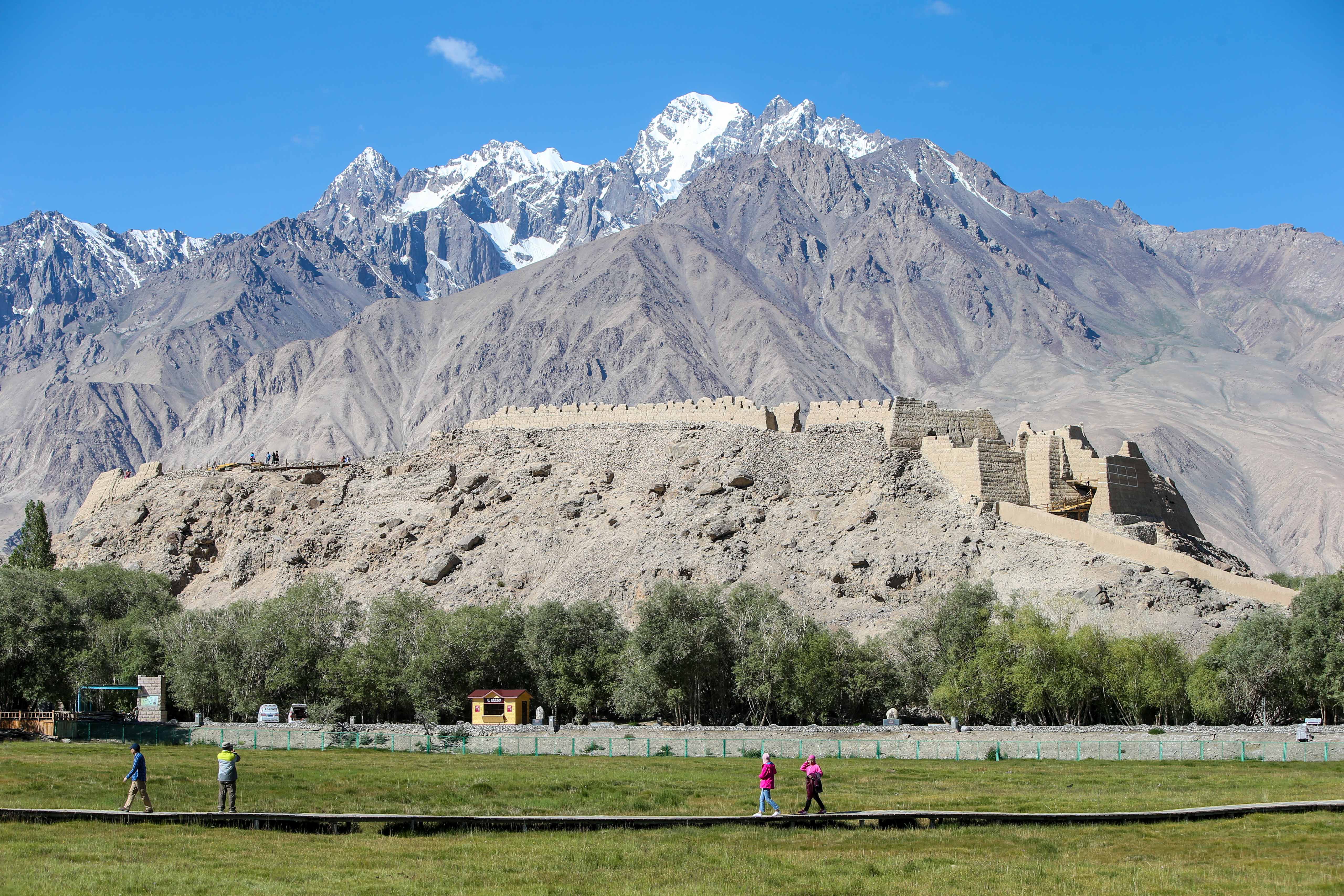 7月9日,游客在新疆塔什库尔干塔吉克自治县帕米尔高原阿拉尔国家