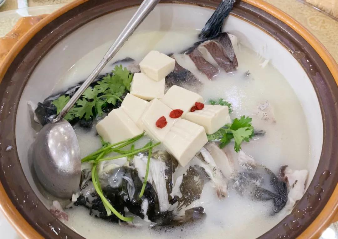 i宁德百味之味一口鲜洪口秀水鱼头汤鲜鲜鲜鲜掉牙了