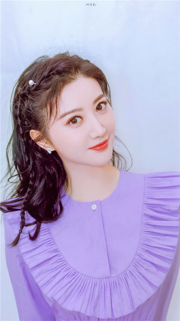 景甜,淡紫色连衣裙搭配编发,好清纯