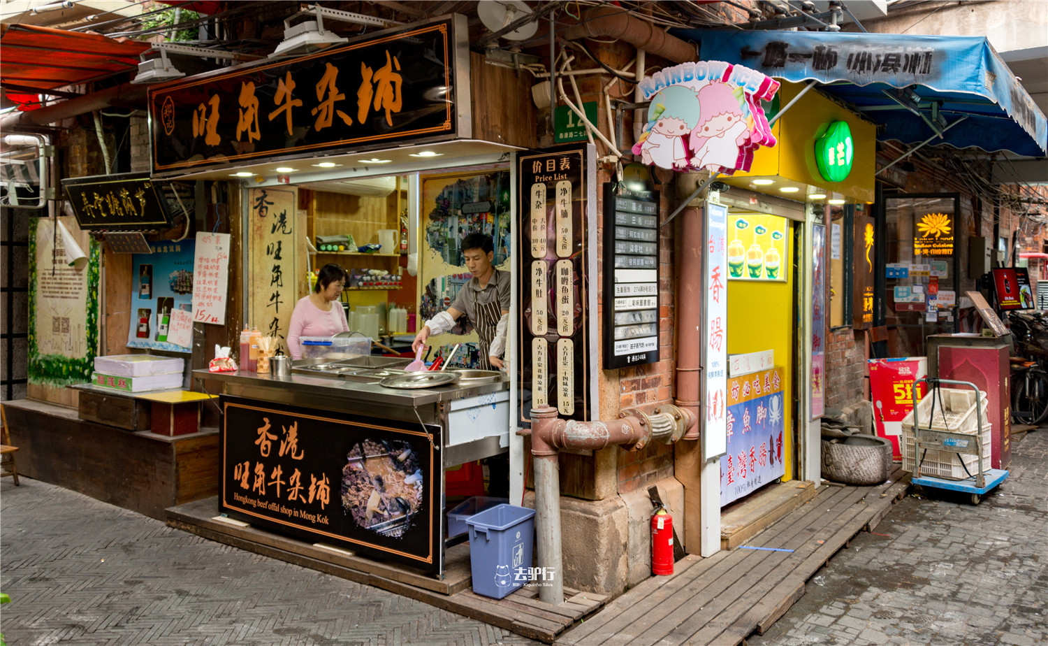 流行年轻,在繁华的大上海里,老旧的弄堂不可能保留上个世纪年代的原貌