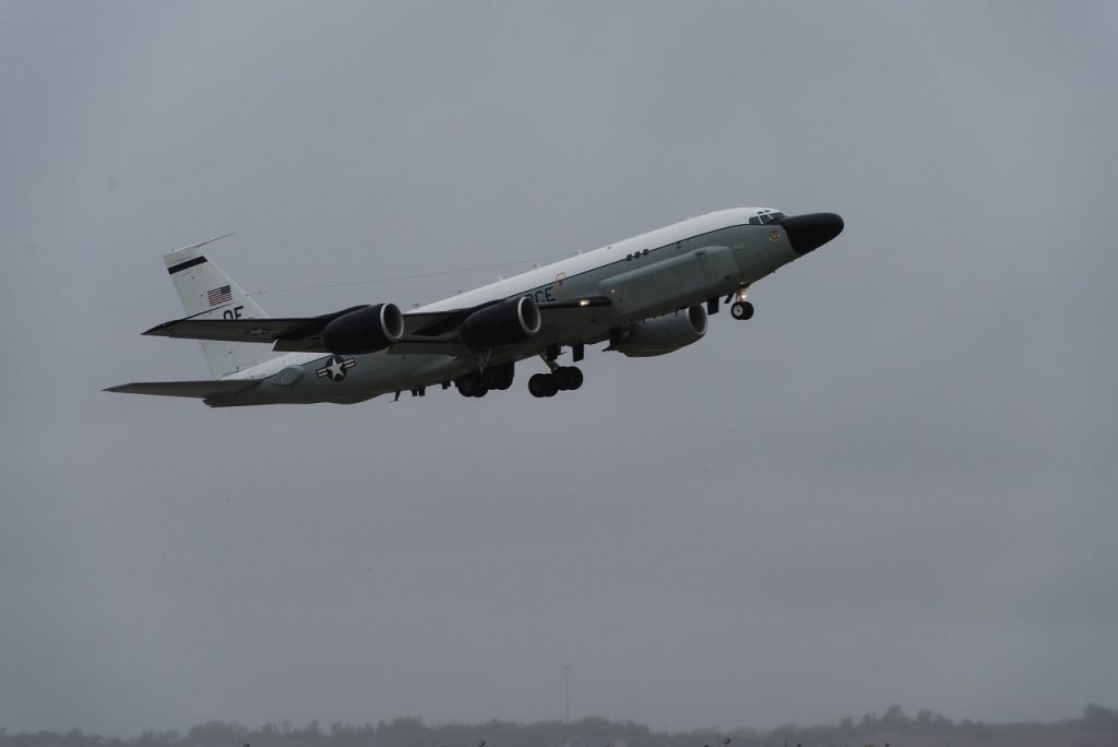 美国空军将其弹道导弹探测飞机rc-135s派往波斯湾_侦察机