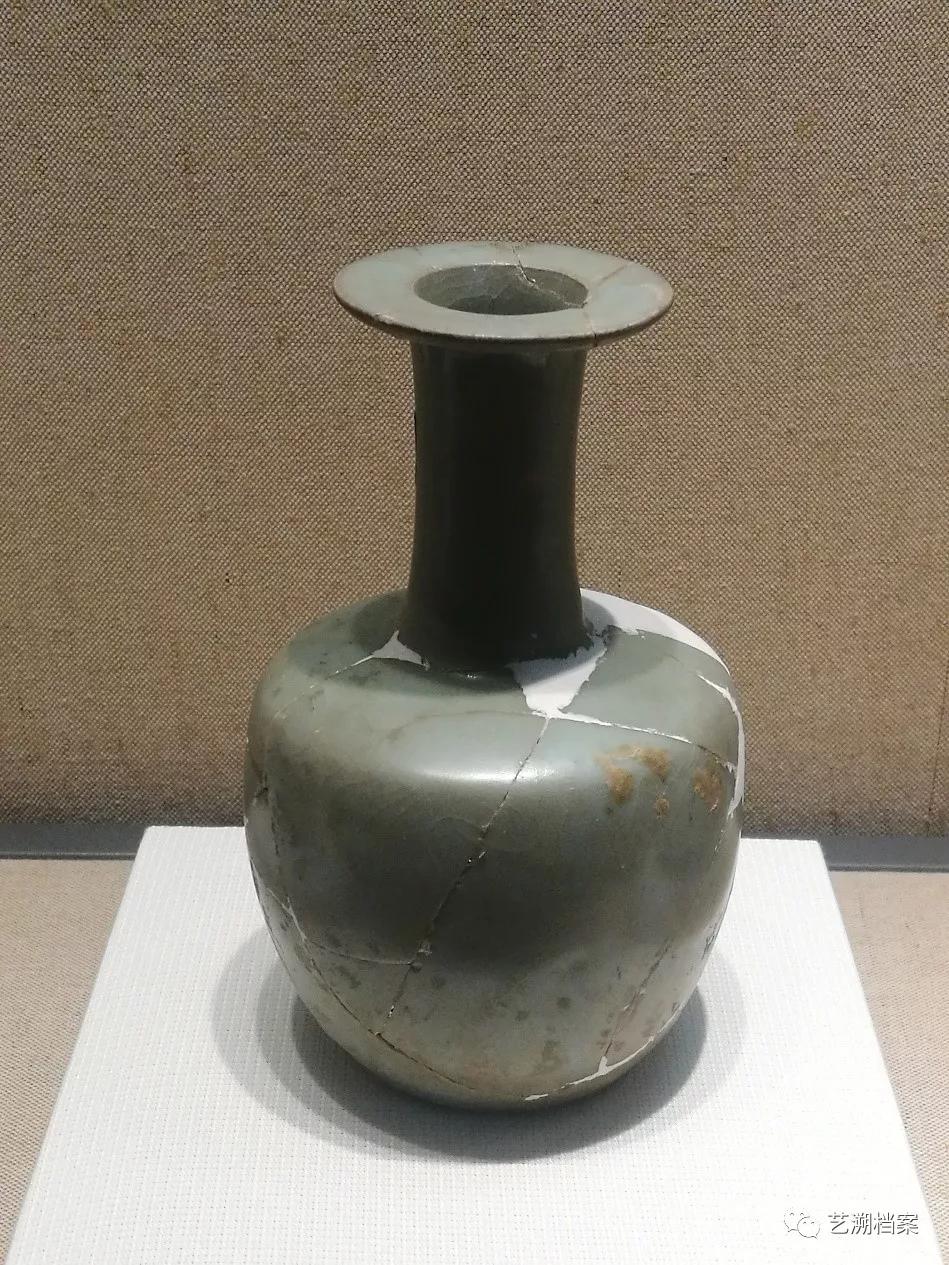 石灰碱釉,与石灰釉有很大不同,其主要组成除了瓷土等,还加入了由植物