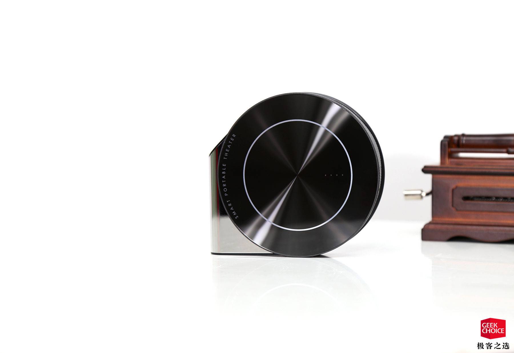 坚果t9迷你便携投影体验只有巴掌大小却能够提供完整的使用体验