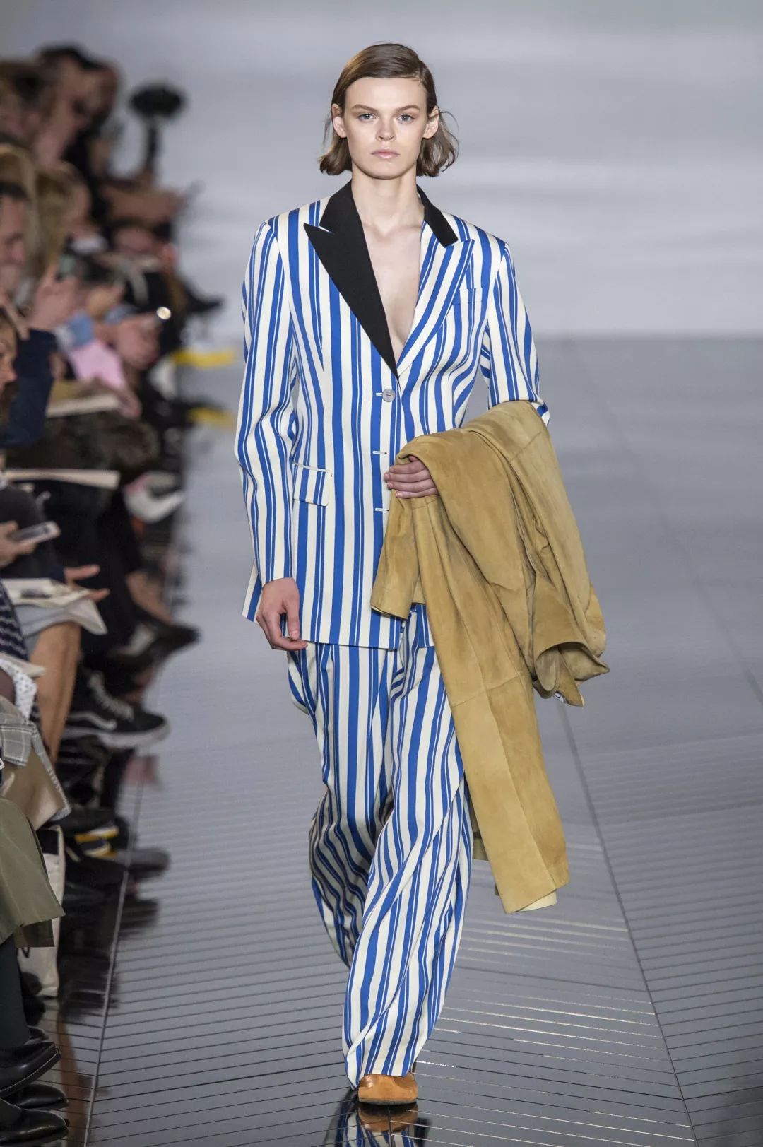 这些彩色条纹明亮醒目,冲撞性色彩的组合带来超强的视觉效果,让人眼前