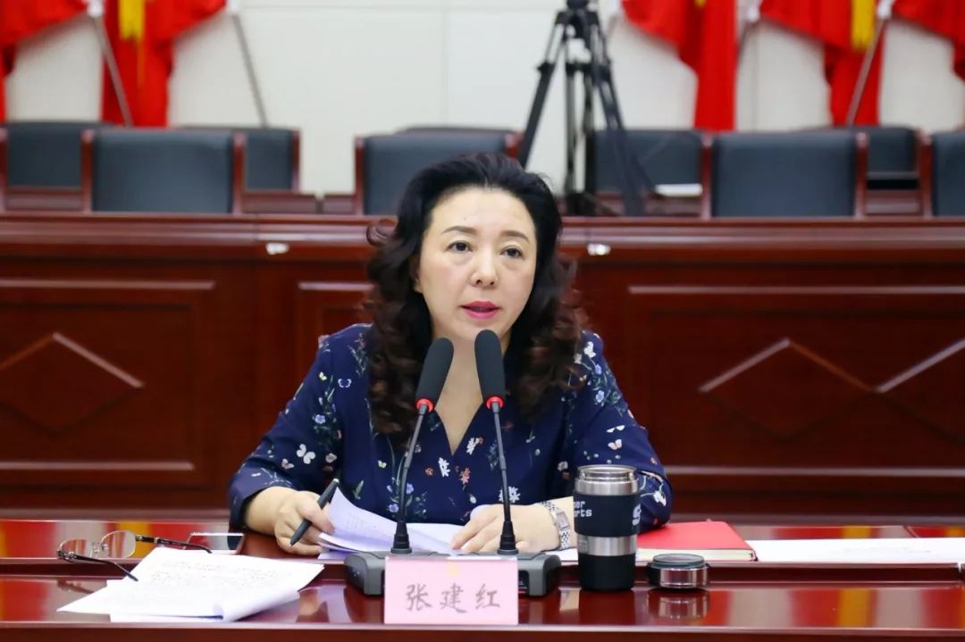 会上,张建红认真听取了《乐西公路的历史价值与保护利用》课题研究