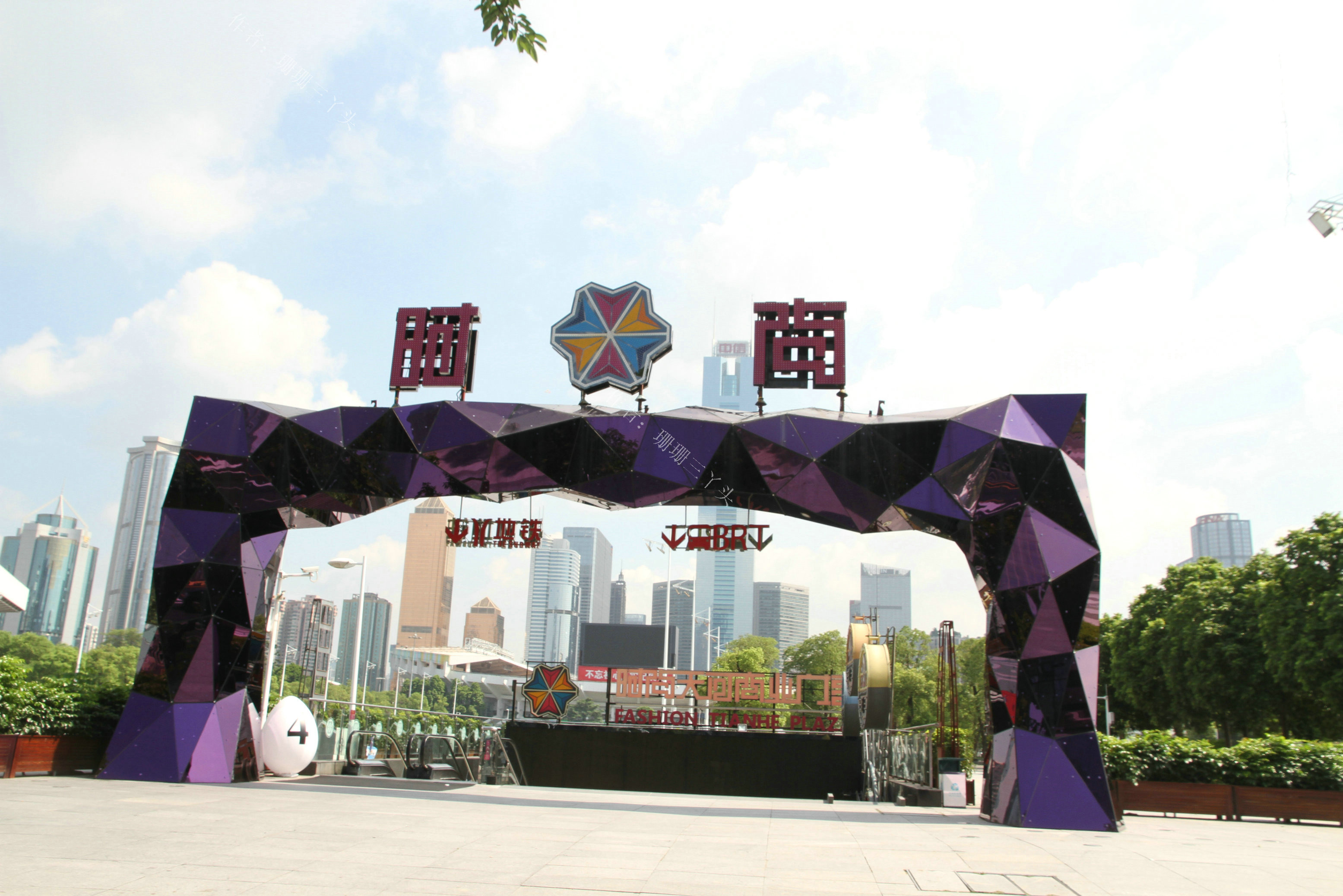 广州地铁直达的地下商业广场夏天逛拍吃游客老迷路