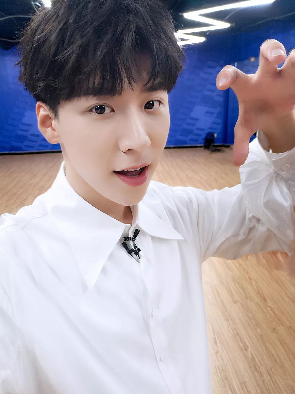 icontube王博文星空下满怀童心的少年