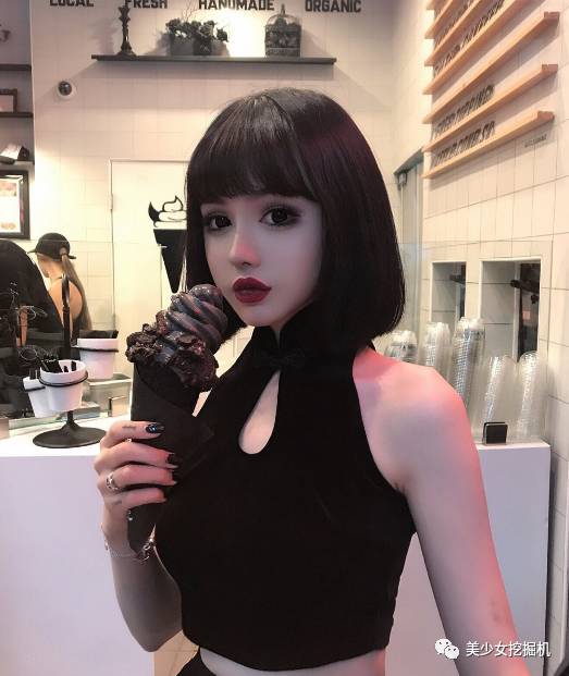还被封上东方芭比娃娃以及漫撕芭比的称号,曾经因为暗黑系妆容圈了