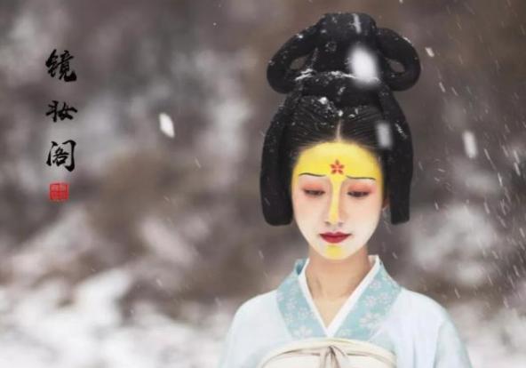 如唐朝裴虔馀诗"满额鹅黄金缕衣".