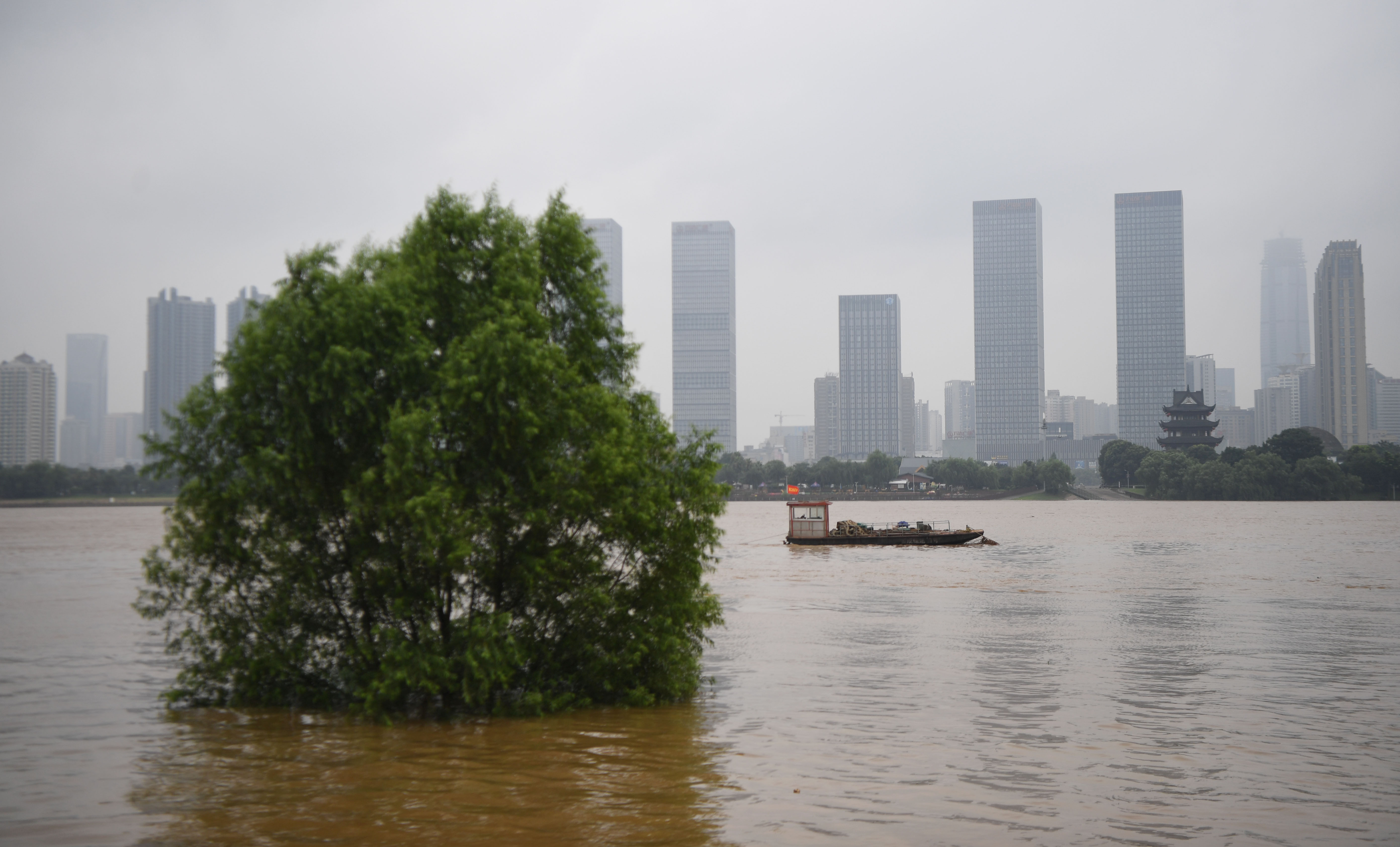 湖南发布洪水红色预警 长沙橘子洲景区紧急闭园