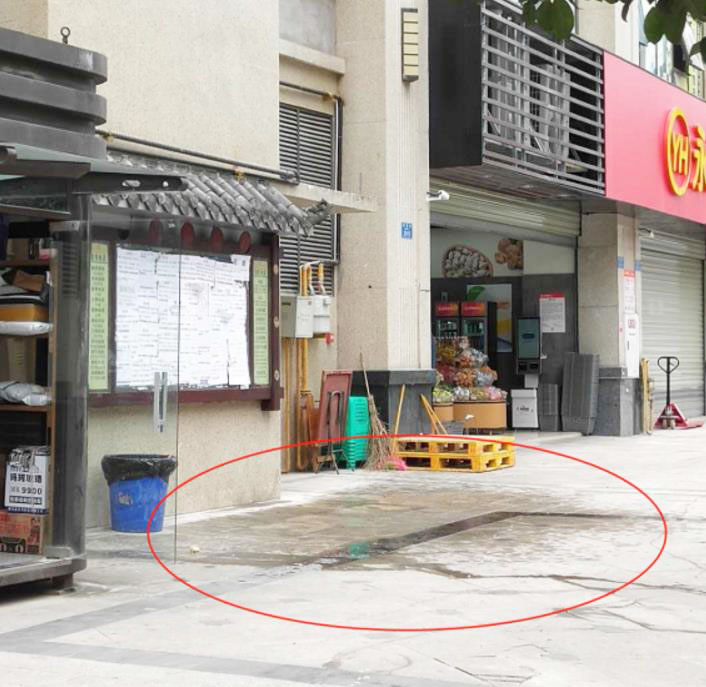 女业主往楼下倒水淋湿路人 还破口大骂