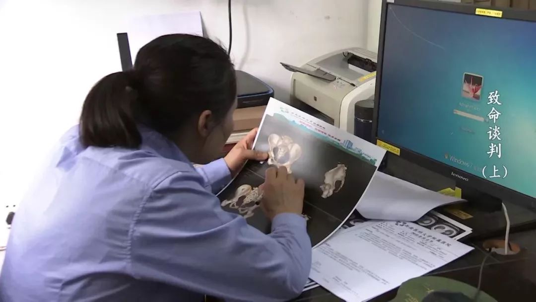 小树林惊现一具高度腐败女尸!