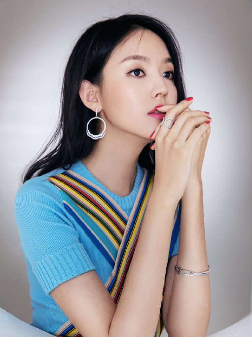 女艺人张梓琳清爽俏皮夏日写真