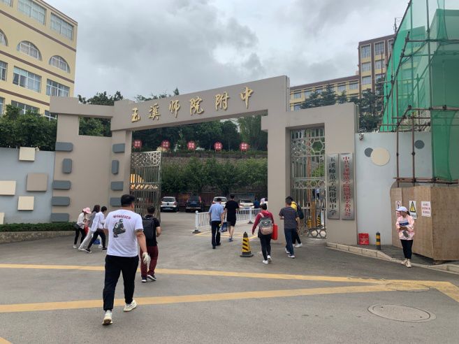 有阳光,有雨露,一路花香.在昆明的第一场雨,给了昆十二中.