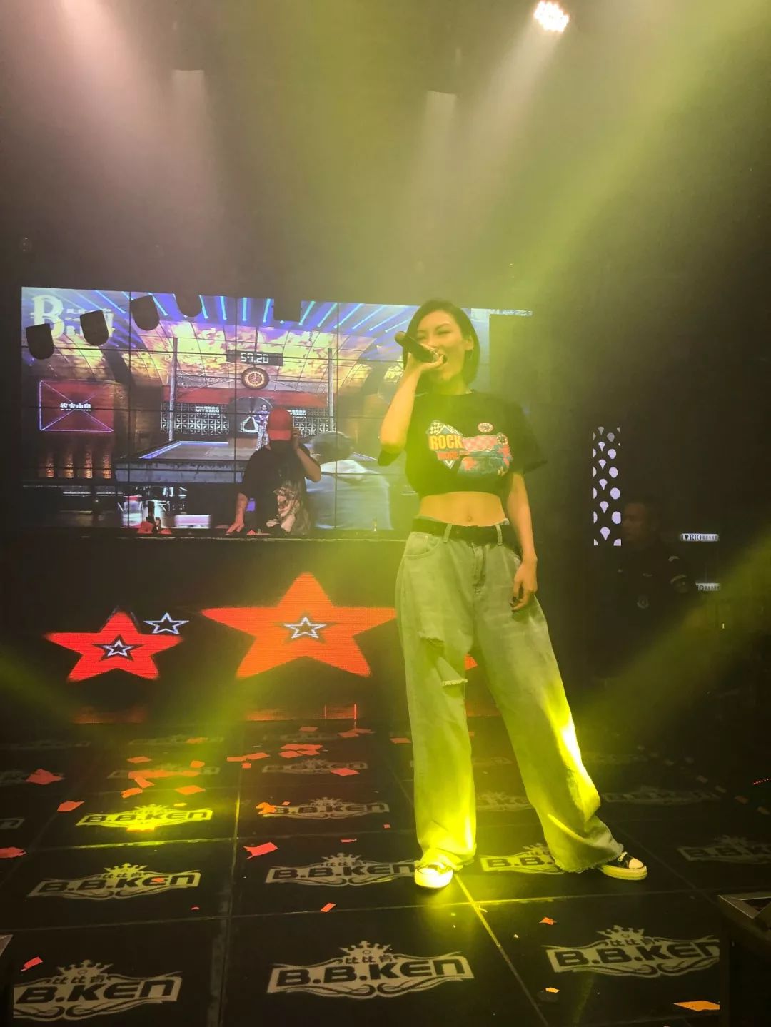 活动的主角是人气女说唱歌手xtina,所以现场女粉丝的数量真是非常可观