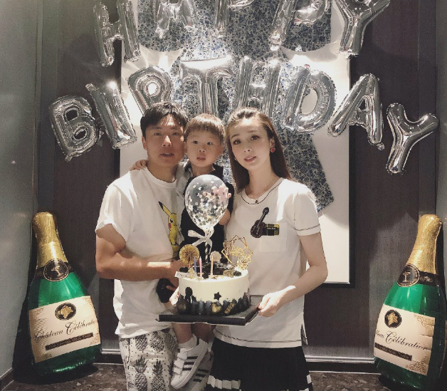 大连一方球员郑龙与妻子一起给自己的孩子过生日
