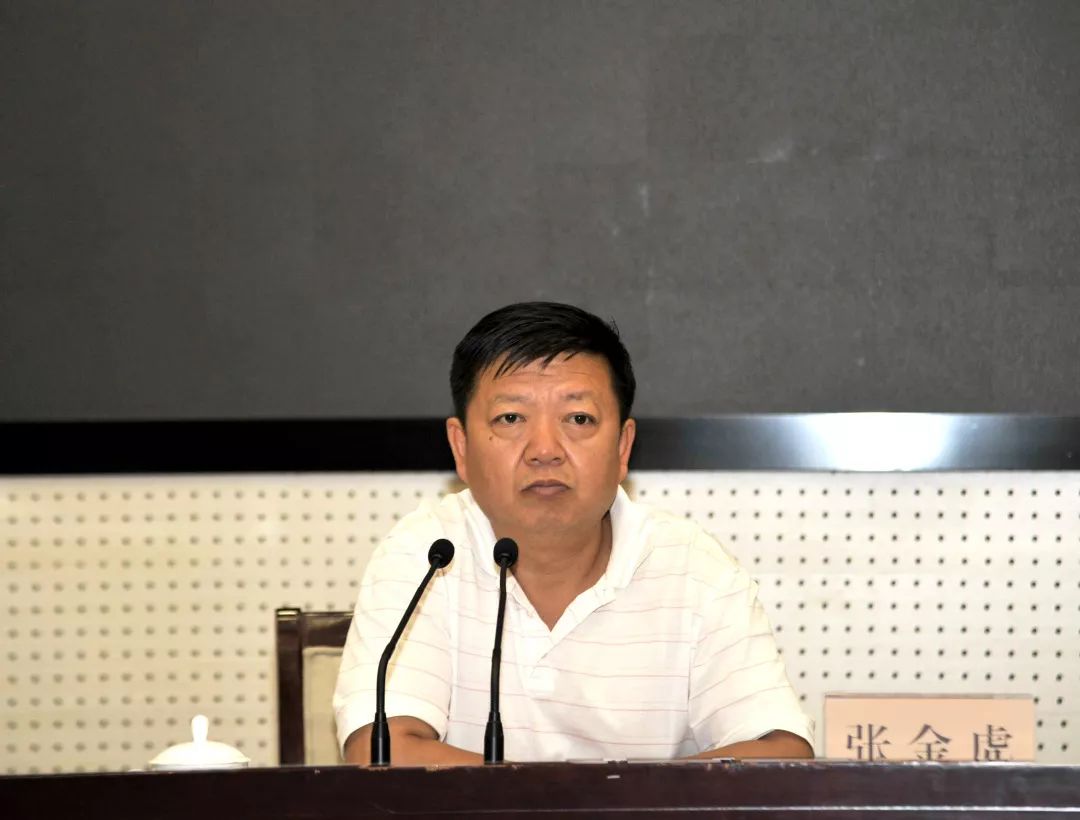 市委组织部副部长,市创建办副主任 张金虎宣读《关于授予2019年祷一