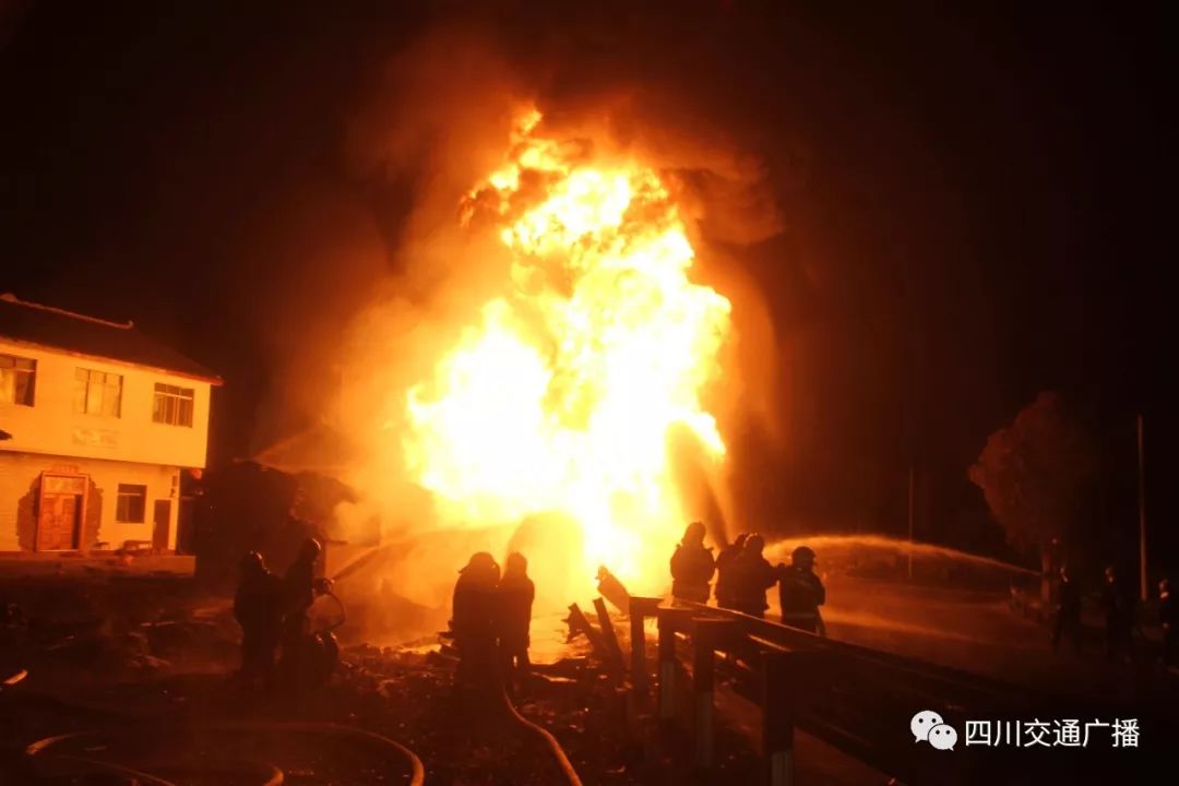 间被烧毁,事故一度导致108国道剑阁县境内路段双向车道拥堵近10公里
