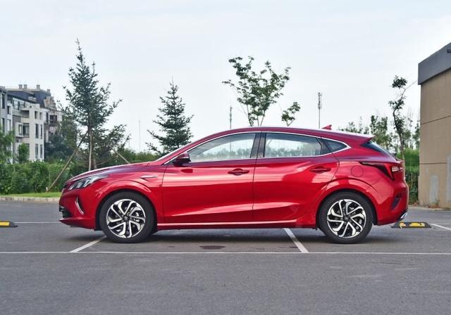 很划算的国产两厢车,7万多就能买国六,不输吉利帝豪gs!